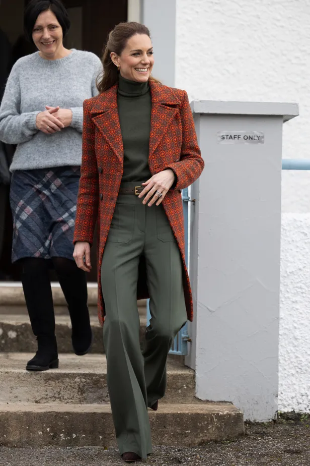 Prinses Kate bij een bezoek aan Wales in haar vintage oranje jas. (Beeld: NL Beeld)