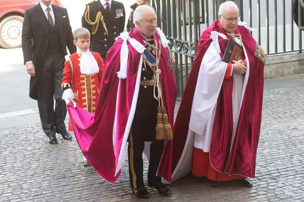 Koning Charles komt samen met de Dean of Westminster aan bij de kerk.