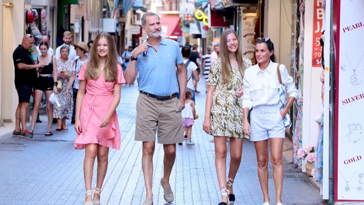 Lekker zomers: koningin Letizia in shorts!