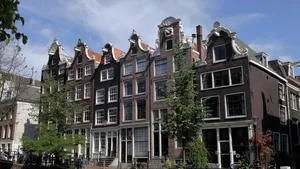 De hoeveelheid ruimte van deze woning van 2 ton in Amsterdam is wel héél karig