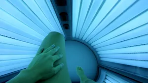 Ga jij weleens onder de zonnebank? Artsen waarschuwen: 'Je huid is genetisch gezien al 80 jaar oud'