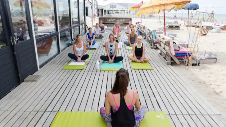 Win! 2 kaarten voor het yoga & beauty beach event van Sisley