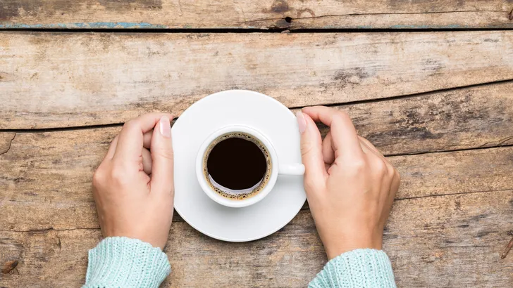 Dankzij deze koffie hoef je nooit meer bang te zijn voor gele tanden