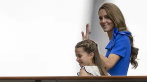 Foto van prinses Kate en prinses Charlotte bij Wimbledon, juli 2025. – Wordt dit de nieuwe stylist van prinses Kate?