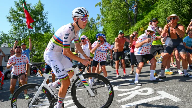 Tadej Pogacar in de aanval in een bergrit in de Tour de France.