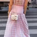 De weekendtips van Beau Monde – Streetstyle-foto van vrouw in roze gingham-jurk met witte Chanel-tas.