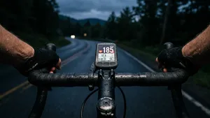 Close-up van een fietscomputer op een met zweet bedekt racestuur, waarbij een hoge, alarmerende hartslag oplicht op het scherm.
