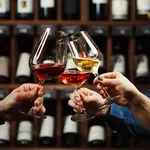 Mensen drinken wijn in een bar - weekend