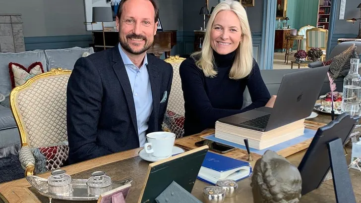 Mette-Marit en Haakon chatten vanuit huis 