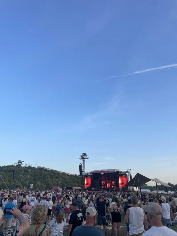 Bij het optreden van Faithless 