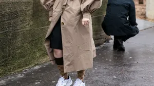 Vrouw met stijlvolle kleding en Nike sneakers.