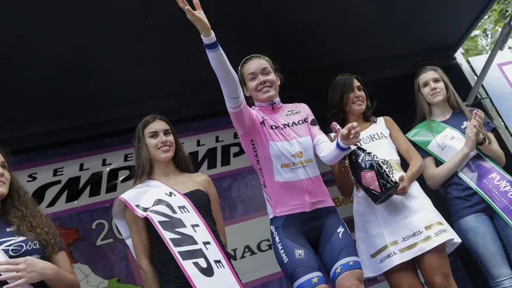 Roze Anna van der Breggen: 'Er komen nog veel etappes'