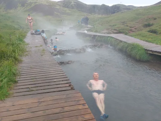 Zwemmen in de warmwaterrivier Reykjaladur