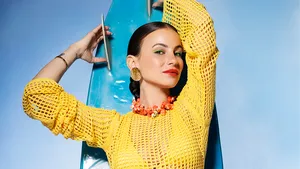 Lizzy van der Ligt in gele outfit voor surfbord tijdens shoot voor Grazia's Zomerboek - Ibiza