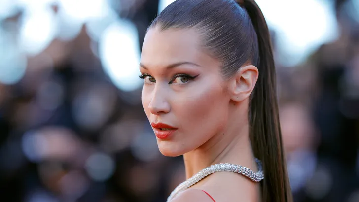 Hebben: Bella Hadid gespot in deze boots van Mango 