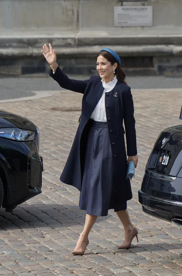 Koningin Mary ging voor navy-chic toen zij aan boord ging van de Dannebrog. (Beeld: NL Beeld)