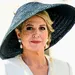 Maxima in wit jasje en zwarte hoed