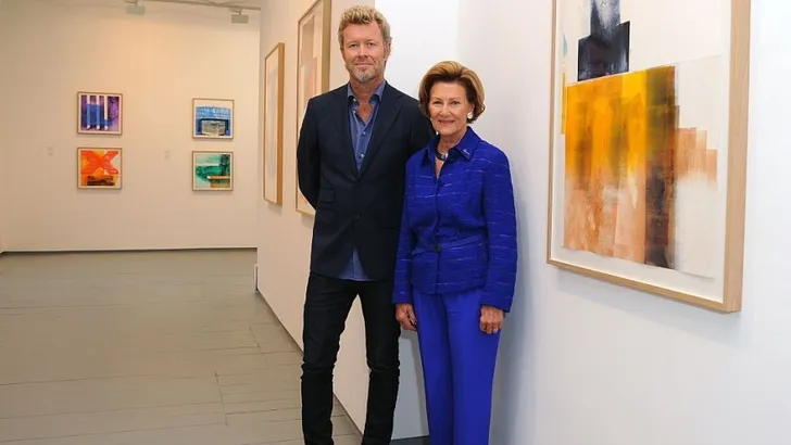 Koningin Sonja exposeert met hunk van A-ha