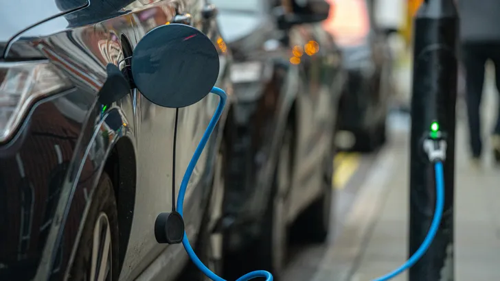 Elektrische auto aan een laadpaal