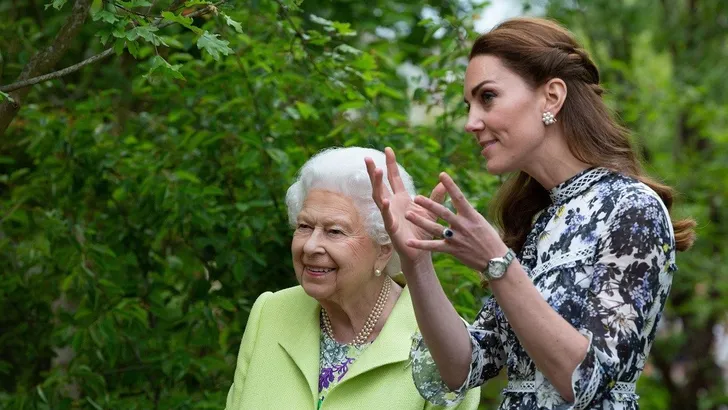 Hertogin Kate leidt Queen rond in droomtuin