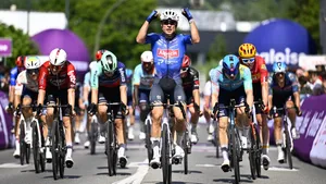 Jasper Philipsen is helemaal klaar voor de Tour de France! Met een machtige spurt won hij de slotetappe, waarmee hij ook de eindwinst wist te pakken.