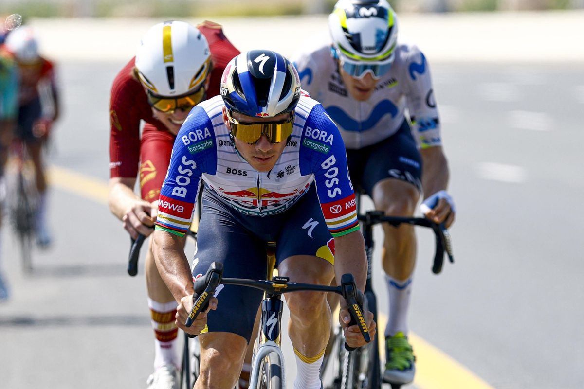Waar heel het peloton bergop verbetert, blijft Evenepoel hangen op oude niveau: 'Reed dezelfde waard