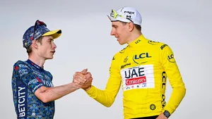 vingegaard geeft pogacar handdruk op het podium van de tour de france