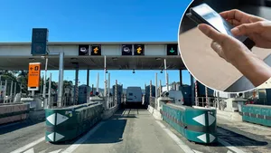 Franse tolpoort met een inzetbeeld van iemand die een smartphone gebruikt