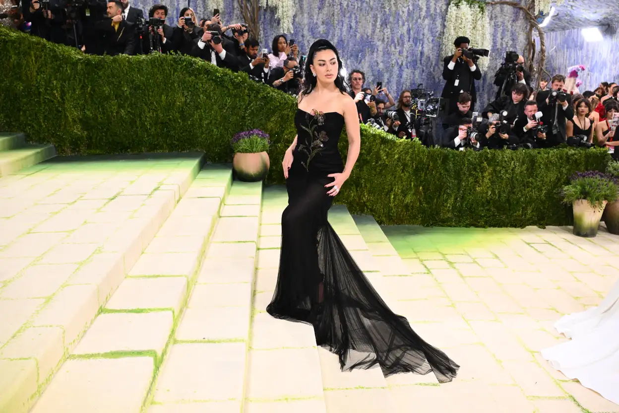 Charli XCX in Saint Laurent voor het Met Gala 2026. (Beeld: NL Beeld)