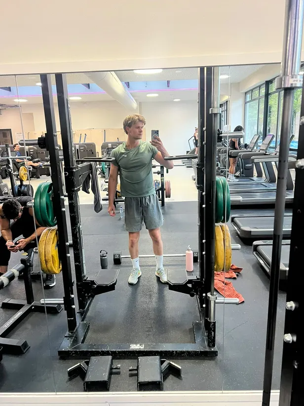 Spiegelselfie van Calvin Kromheer in de sportschool. 