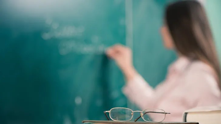 Onderwijsassistente (26) veroordeeld tot 1,5 jaar cel voor langdurige ontucht met 12-jarig jongetje