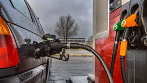 Nederlanders schrikken aan de pomp: dieselprijs op recordhoogte, maar zo tank je toch goedkoper