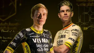 Jonas Vingegaard en Wout van Aert poseren in de twee opties voor het Tour de France-shirt van Visma | Lease a Bike voor 2026.
