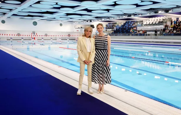Brigitte Macron en prinses Charlene bij het zwembad van het Louis II-stadion