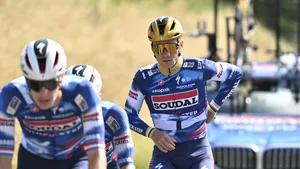 remco evenepoel tijdens een trainingsritje met renners van soudal quick-step in 2025