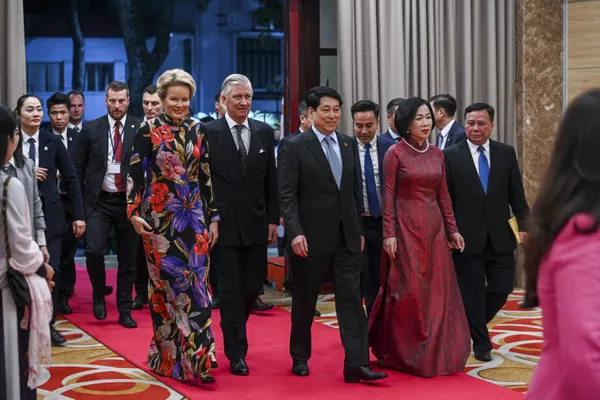 Deze Dries van Noten-japon van koningin Mathilde veroverde al een plekje in onze favoriete looks van de week.