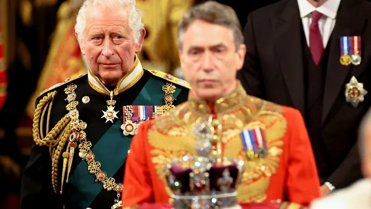 Kroonprins Charles leest Britse Troonrede voor en schrijft geschiedenis 