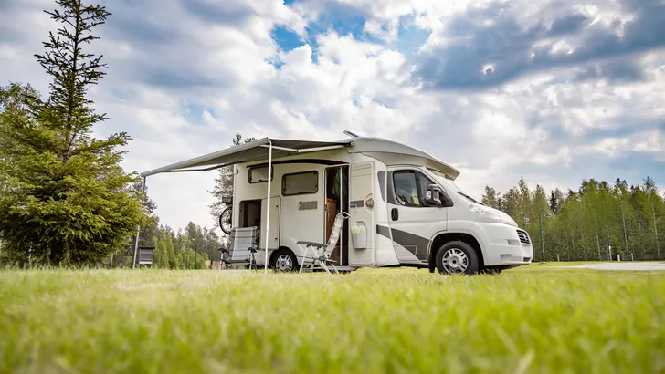 Voor het eerst op pad met de camper? Deze 9 cruciale spullen vergeten beginners steevast