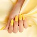 Hangen met gele nagellak