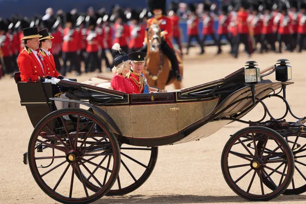 Koning Charles en Koningin Camila verlaten de Trooping the Colour