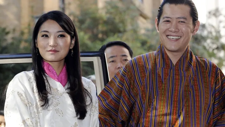 Bijzonder: koningspaar van Bhutan maakt eerste 'vrouwenvlucht'