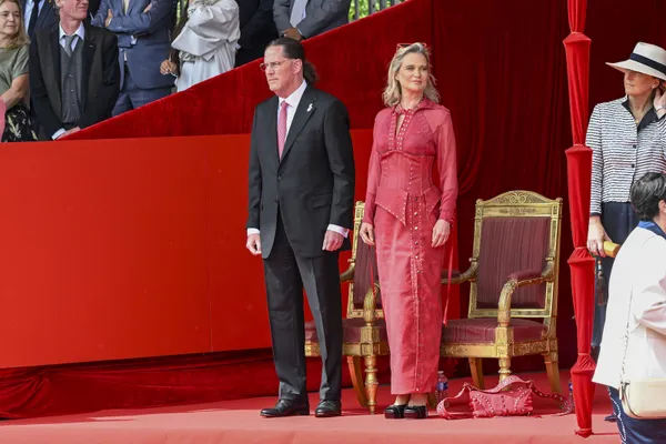 ....En James O'Hare en prinses Delphine.