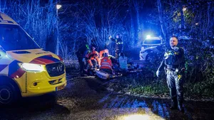 Hulpverleners proberen tevergeefs het leven van een van de neergeschoten jonge Syriërs te redden.