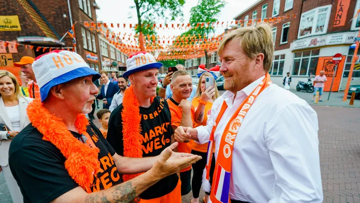 Grapperhaus boos omdat Willem-Alexander een hand schudde