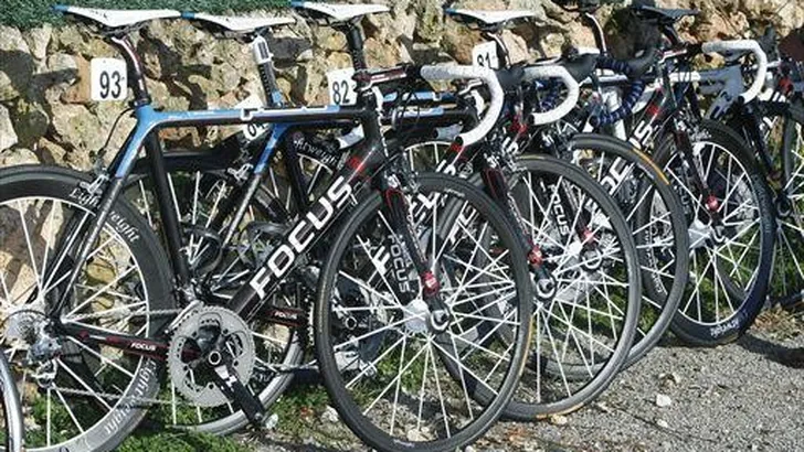 Parijs-Nice: UCI waarschuwt teams voor fietsen