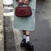 Vrouw met stijlvolle designermerk loafers aan.