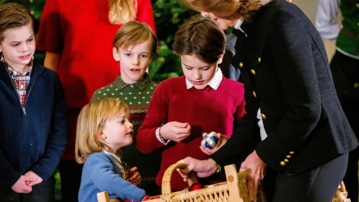 Zoete beelden: kleinkinderen van koningin Silvia versieren de kerstboom