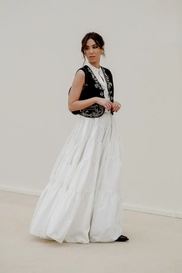 Model met lange, witte rok tijdens de Christian Dior show 2024/2025. 