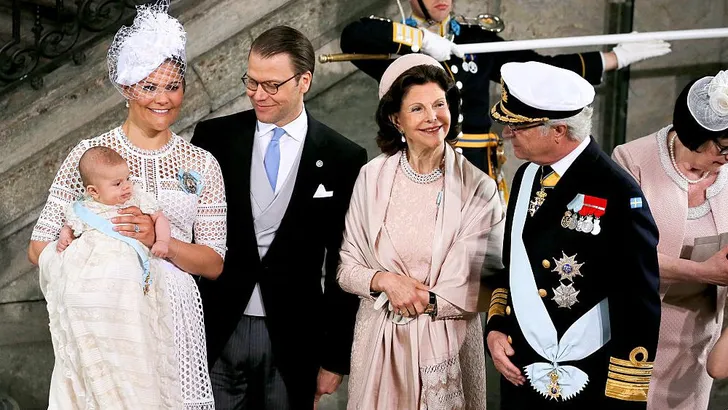 Koningin Silvia van Zweden geniet van doop prins Oscar