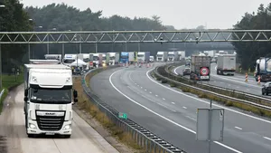 Vrachtwagens staan in de file voor een Duitse grenscontrole op de A1
